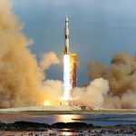 Foto 2 x Editoriale Saturn V 800px-Apollo_15_launch_medium_distance