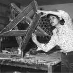 10 Monir Farmanfarmaian travaillant dans son studio
