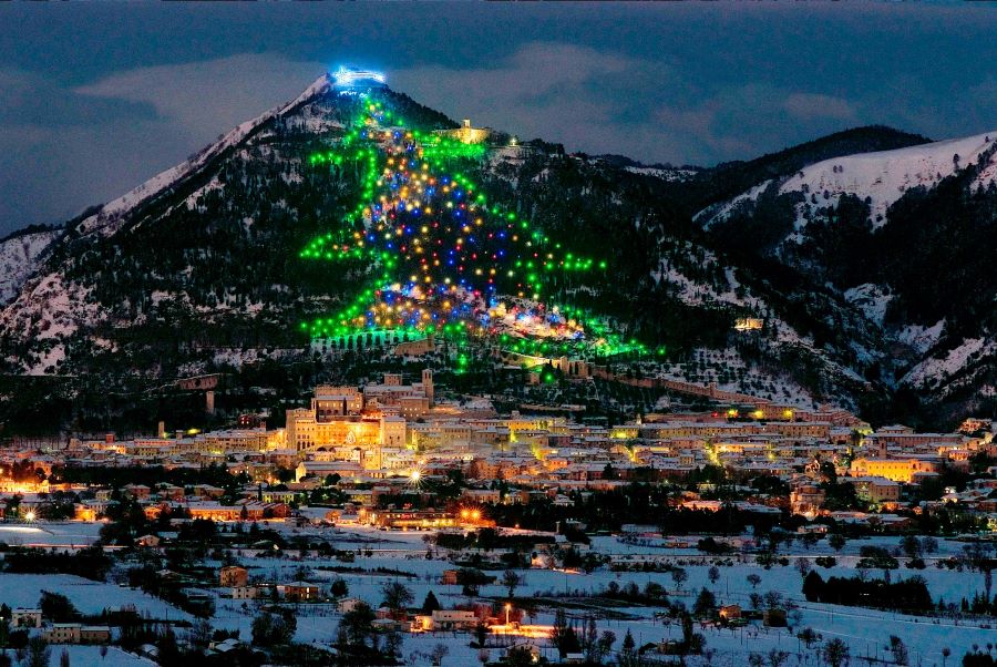 BUONE FESTIVITA’ NATALIZIE AI LETTORI DI CENTRALMENTE LA RIVISTA CON L’ALBERO DI GUBBIO…