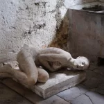 Anima-fragile-2018-noce-cm-107x52x58-2048×1367.jpg