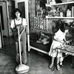 Liliana-Barchiesi-dalla-serie-Le-casalinghe-Milano-1979.-Stampa-gelatina-bromuro-d’argento-20x30cm-1