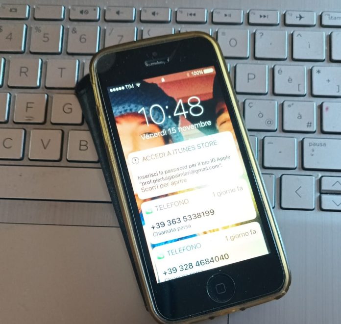 Foto Consumatori 177 telefonino su cmputer
