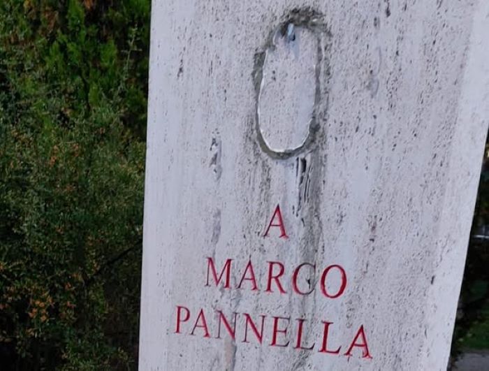 Pannella Monumento senza testa 196
