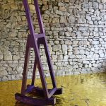 Cavalletto-a-dondolo-bic-su-legno-di-pino-massello-2022.-Courtesy-of-the-artist