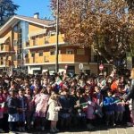 Foto 2 bambini cantano l’Inn Nazionale