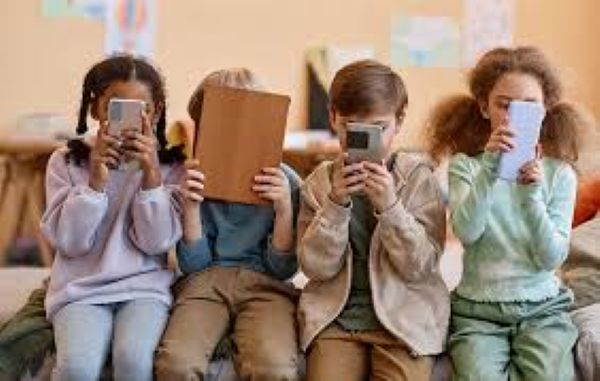 Foto attualità 225 Ragazzi e smar phone