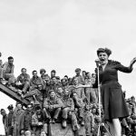 Margaret-Bourke-White-Martha-Raye-si-esibisce-per-le-truppe-La-comica-e-cantante-americana-si