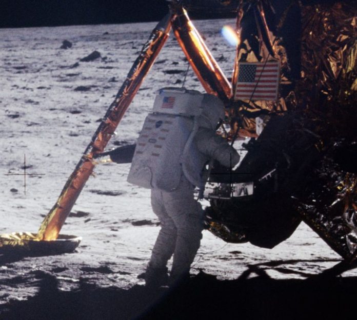 Foto edit 229 Armstrong_on_Moon_(As11-40-5886)_(cropped) (1)