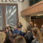 10, All’uscita del teatro, i fan sommergono Bravi che abbraccia una donna anziana