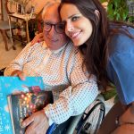 4 Il prof Fulvio Macchia regge in mano le ultime due pubblicazioni di Bellobono che sta in posa accanto a lui