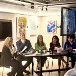 8 Federica Sciandivasci legge un brano, accanto le sono, da sinistra, l’editore Mario Rovinello, Valeria Bellobono, Maria Rizzi e Livia Cattan